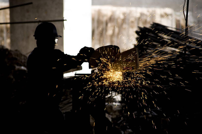 成年人,一个人,横图,白天,建筑业,仅一个男性,朦胧,模糊,火花,头盔,头饰,职业,工业,摄影,焊接,剪影,逆光,男人,彩图