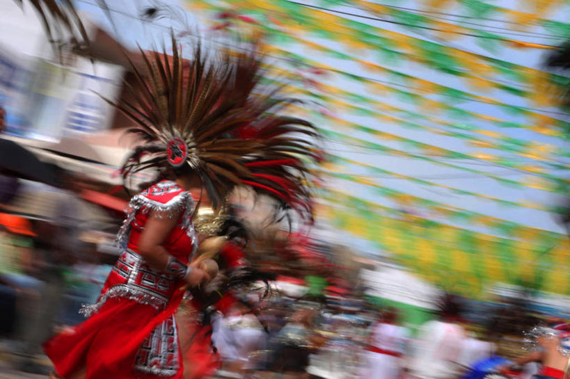 成年人,人群,横图,室外,白天,运动模糊,墨西哥,哥斯达黎加,一排,表演,吊挂,悬挂,朦胧,模糊,庆祝,整齐,装饰,首都,许多人,挂,表演者,排列,剪纸,社区,一群人,乐趣,摄影,北美,北美洲,享乐,拉丁美洲,队列,美洲,北亚美利加洲,亚美利加洲,哥斯达黎加共和国,哈利斯科州,圣何塞,圣何塞市,墨西哥文化,男人,年轻男性,年轻人,彩图,传统服装,传统文化,对焦,传统节日