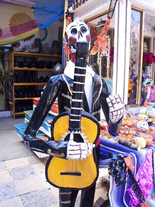 骨骼,无人,竖图,正面,雕塑,墨西哥,许多,艺术,装饰,雕刻,雕像,商品,吉他,乐器,弦乐器,骨头,市场,首都,很多,音乐,工艺品,向上看,幻想,人体,摄影,纪念,美术,死亡,骨架,北美,拉丁美洲,主题,陈列,墨西哥城,功能,美学,惊骇,墨西哥文化,美术工艺,彩图,死亡节,传统文化