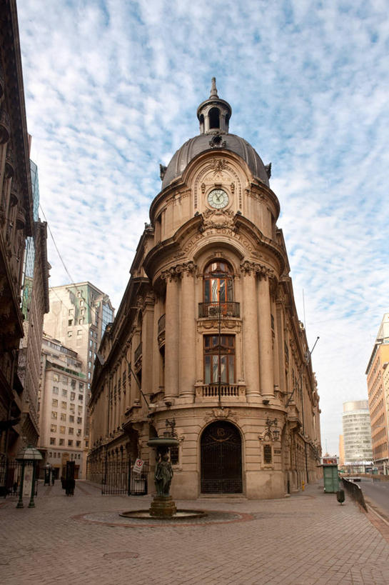 无人,竖图,室外,白天,仰视,城市,道路,建筑,街道,路,公路,智利,角落,人行道,交通,首都,钟塔,天空,南美,摄影,宁静,证券交易所,南美洲,拉丁美洲,美洲,圣地亚哥,亚美利加洲,南亚美利加洲,智利共和国,马路,彩图,低角度拍摄