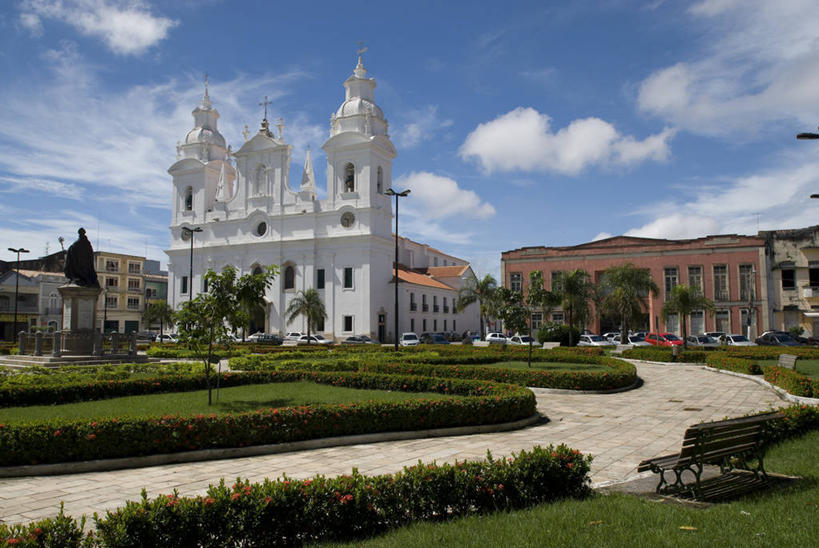 无人,广场,横图,室外,白天,植物,建筑,巴西,节日,十字架,长椅,钟楼,文化,草,祈祷,健康,南美,许愿,摄影,宗教,信仰,纪念,园林,宁静,祈求,南美洲,基督教,拉丁美洲,天主教,美洲,市区,巴西联邦共和国,亚美利加洲,南亚美利加洲,贝伦,帕拉,帕拉州,巴西文化,平安,彩图,大教堂