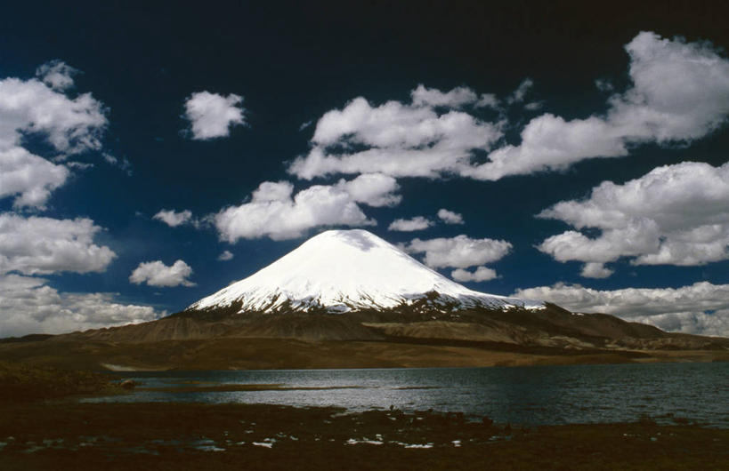 无人,横图,俯视,航拍,室外,白天,旅游,火山,雪,智利,地形,云,风景,自然,南美,摄影,南美洲,拉丁美洲,鸟瞰,美洲,首府,亚美利加洲,南亚美利加洲,智利共和国,潟湖,阿里卡,活火山,彩图,高角度拍摄,旅行,阿里卡和帕里纳科塔大区