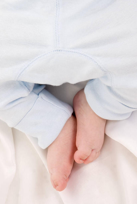 婴儿,儿童,腿部,脚,脚趾,脚趾甲,腿,一个人,竖图,俯视,特写,婴儿服装,纯洁,床,家具,衣服,休息,赤脚,放松,可爱,童年,童趣,人体,摄影,宁静,部分,童真,烂漫,无邪,四肢,天真,脚指甲,睡觉,彩图,高角度拍摄,连身衣
