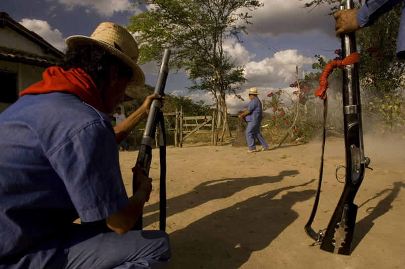 成年人,手,三个人,人群,站,蹲,横图,制服,帽子,巴西,准备,阴影,草帽,枪支,拿着,树,围巾,南美,人体,摄影,近景,来福枪,巴西文化,男人,彩图,领饰,传统文化