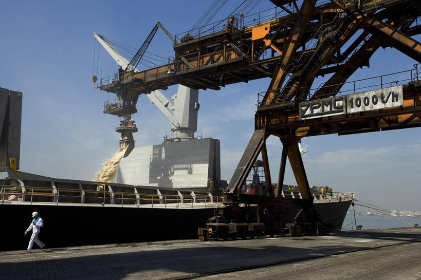 一个人,横图,室外,白天,技术,建筑,巴西,倒,朦胧,模糊,设备,施工,工人,交通工具,机械,起重机,南美,工业,运输,摄影,工程,货运,载具,货船,圣保罗,桑托斯,工作车,施工车,员工,步行,彩图,海港,匠人,劳动者,体力工,海上运输