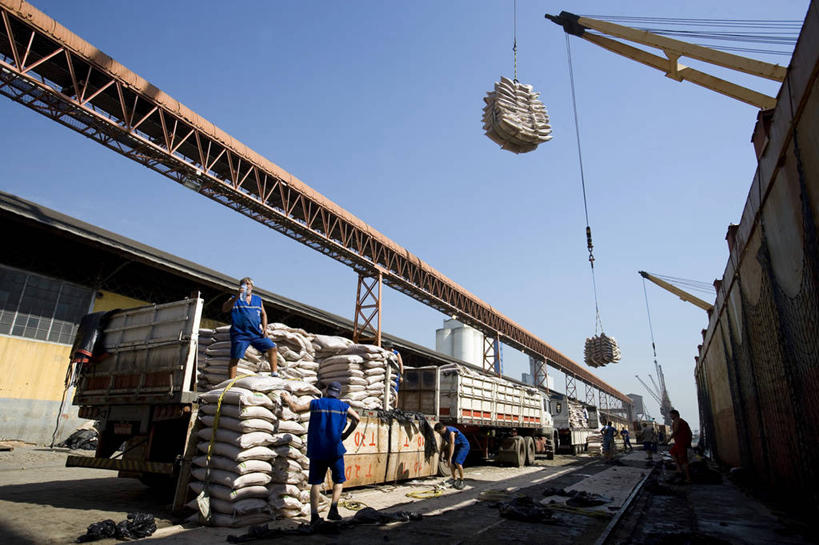 人群,站,横图,室外,白天,卡车,巴西,许多,堆叠,朦胧,模糊,包,很多,休闲装,排列,工人,衣服,天空,南美,工业,运输,摄影,货运,合伙,万里无云,圣保罗,桑托斯,员工,彩图,匠人,劳动者,体力工,海上运输