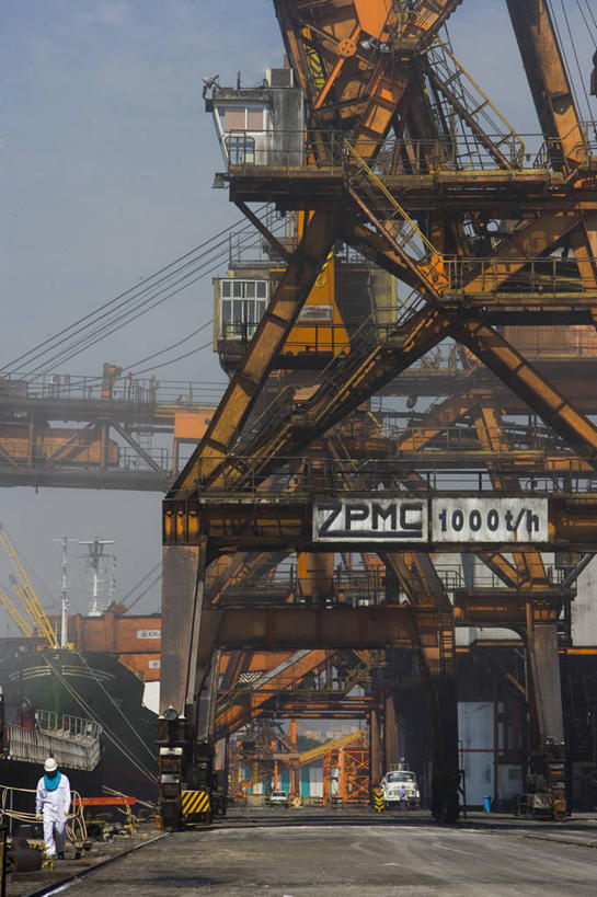 一个人,竖图,室外,白天,建筑业,技术,建筑,卡车,巴西,朦胧,模糊,数字,文字,休闲装,设备,施工,工人,衣服,交通工具,机械,起重机,南美,力量,工业,运输,摄影,英文字母,工程,货运,载具,货船,圣保罗,桑托斯,工作车,施工车,员工,步行,彩图,匠人,劳动者,体力工,海上运输