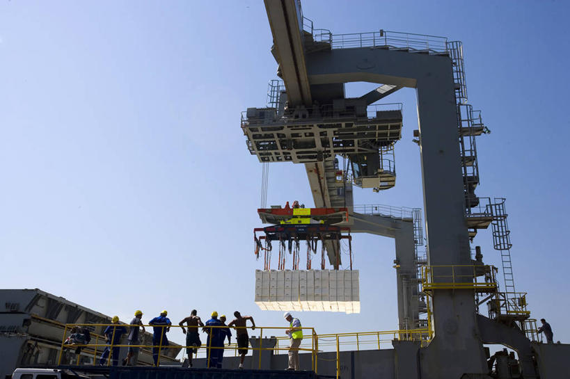 人群,栏杆,码头,站,横图,室外,白天,仰视,技术,港口,建筑,巴西,朦胧,模糊,集装箱,许多人,设备,货柜,施工,工人,容器,箱子,交通工具,一群人,机械,起重机,南美,工业,运输,摄影,工程,货运,载具,合伙,物流,圣保罗,桑托斯,工作车,施工车,员工,彩图,低角度拍摄,摆渡口,埠头,渡口,渡头,港湾,海港,货运码头,口岸,商港,匠人,劳动者,体力工,海上运输