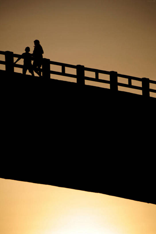 两个人,栏杆,竖图,仰视,建筑,日光,巴西,朦胧,模糊,桥,天空,南美,运输,摄影,南美洲,拉丁美洲,近景,美洲,剪影,逆光,巴西联邦共和国,亚美利加洲,南亚美利加洲,马拉尼昂,马拉尼昂州,步行,彩图,低角度拍摄,旅行