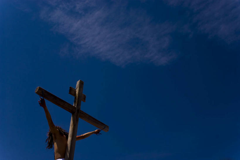 一个人,横图,白天,仰视,时尚,热情,墨西哥,复活节,吊挂,悬挂,节日,十字架,挂,文化,背面,天空,祈祷,健康,t台,许愿,摄影,宗教,信仰,纪念,祈求,死亡,北美,北美洲,基督教,拉丁美洲,天主教,美洲,祭品,宗教用品,万里无云,瓜纳华托,瓜纳华托州,北亚美利加洲,亚美利加洲,墨西哥合众国,仙人掌王国,墨西哥文化,时装表演,时装秀,t型台,走秀,平安,半身,彩图,低角度拍摄,传统文化,翻拍