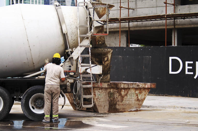 成年人,一个人,站,横图,室外,白天,建筑业,水,卡车,路,阿根廷,仅一个男性,工作,头盔,文字,首都,拿着,休闲装,车,工人,背面,衣服,安全帽,建筑工地,交通工具,职业,南美,摄影,保护,载具,布宜诺斯艾利斯,水泥车,员工,彩图,匠人,劳动者,体力工,商用车