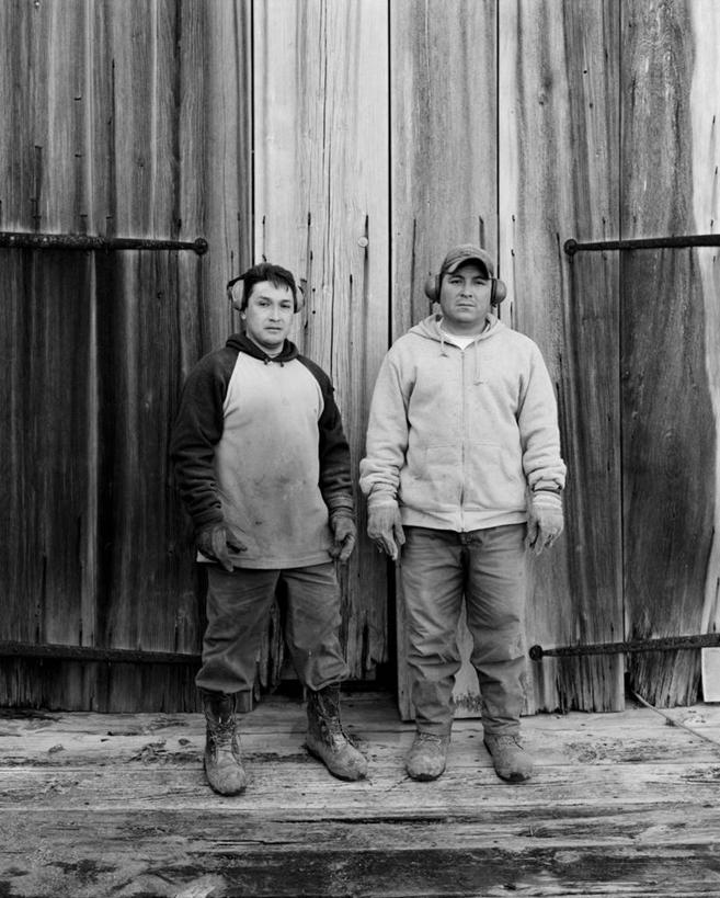 西方人,成年人,一个人,两个人,建筑工人,竖图,室外,白天,工作服,制服,安全,信心,欧洲,纽约,欧洲人,仅一个男性,仅一个人,并排,木制,防护,休闲装,工人,仅一个年轻男性,衣服,思考,摄影,耳罩,保护,高尔夫球杆,肖像,保险,防护服,纽约州,保全,周全,安稳,安定,工作制服,汉普顿,平安,男人,男性,年轻男性,白种人,年轻人,员工,彩图,工作套服,匠人,劳动者,体力工,挨着