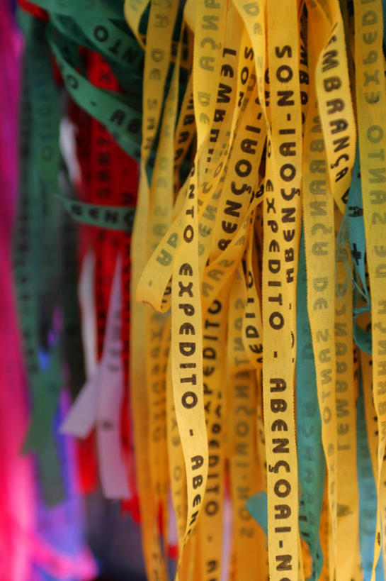 无人,竖图,室外,特写,白天,庸俗,巴西,许多,吊挂,悬挂,丰富,缎带,市场,很多,挂,纪念品,工艺品,摄影,多样,英文字母,基督教,手艺,彩图