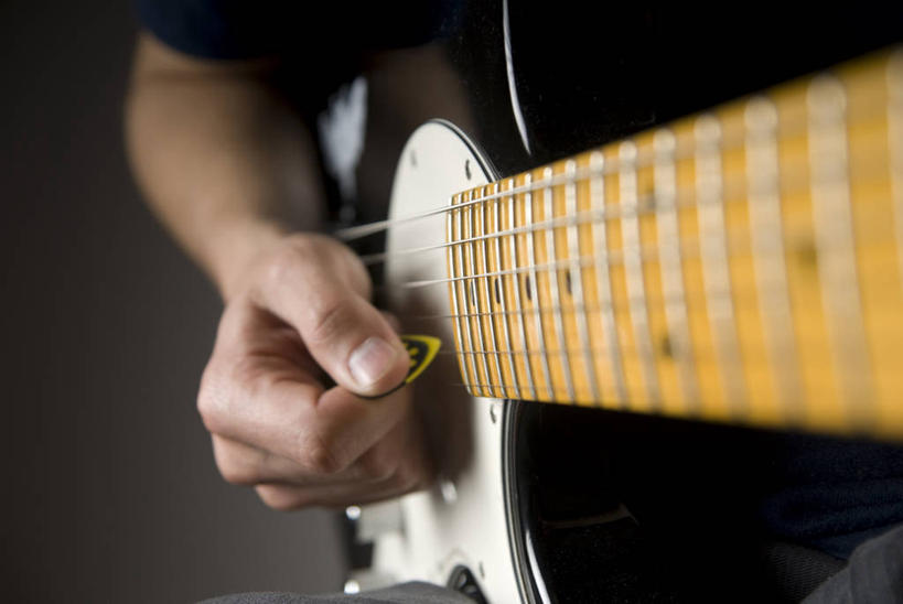 成年人,手,一个人,横图,特写,仅一个男性,表演,灰色背景,电吉他,吉他,弦乐器,音乐,弹奏,人体,摄影,部分,噪声,音乐人,放音设备,琴拨,彩图,影棚拍摄,摇摆舞