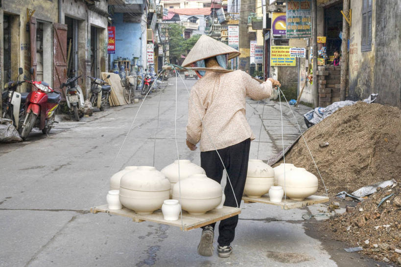 成年人,一个人,横图,室外,白天,建筑,街道,越南,仅一个女性,陶瓷制品,首都,休闲装,背面,背着,陶器,摄影,奋斗,运送,努力,河内,步行,彩图
