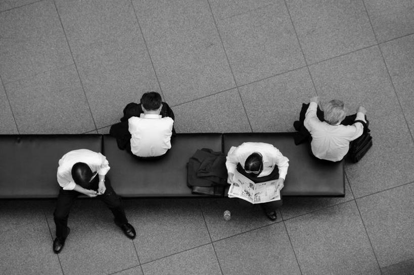 成年人,四个人,坐,横图,俯视,黑白,室内,白天,报纸,日本,长椅,休闲装,读书,摄影,等,厌倦,半身,高角度拍摄