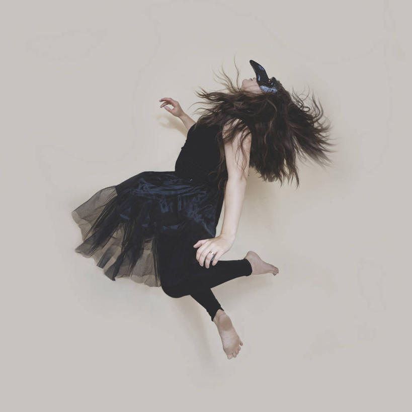 西方人,成年人,一个人,跳,方图,侧面,裙子,欧洲,狂欢节,欧洲人,仅一个年轻女性,仅一个女性,仅一个人,灰色背景,半空,赤脚,活力,遮,遮掩,摄影,掩盖,遮挡,薄纱,遮盖,掩饰,化妆面具,年轻女性,女人,女性,白种人,年轻人,长发,彩图,影棚拍摄