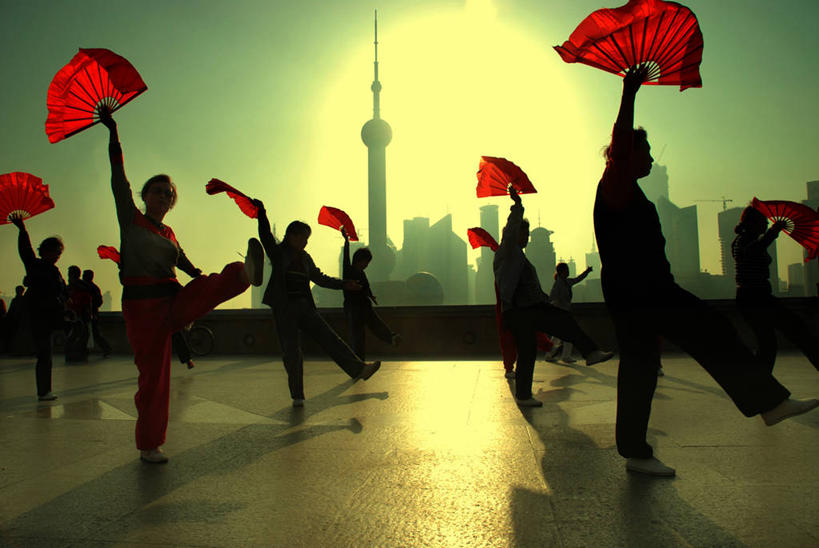举,横图,室外,锻炼,度假,美景,城市风光,城市,上海,伸展,阴影,折扇,景观,黎明,许多人,拿着,休闲装,娱乐,天空,外滩,托,一群人,太极拳,享受,休闲,景色,放松,活力,平衡,摄影,练习,早晨,举起,举手,举着,向上举,向上伸,向上托,彩图