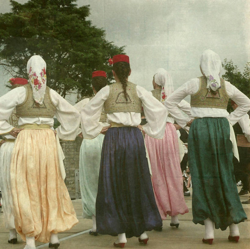 成年人,横图,室外,白天,西班牙,表演,纹路,纹理,树,背面,叉腰,摄影,肌理,技能,加利西亚,女人,彩图,传统服装,舞蹈,传统文化