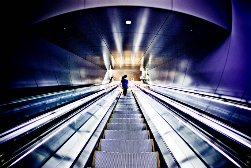 两个人,栏杆,站,横图,俯视,室内,技术,日本,电动扶梯,台阶,摄影,照亮,便利,彩图,高角度拍摄