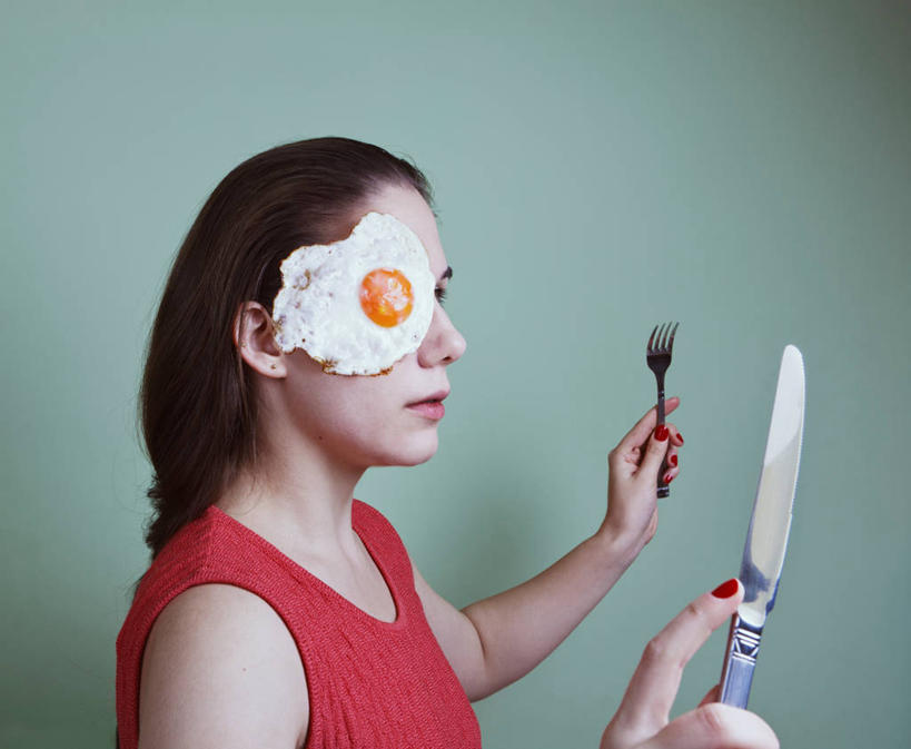 西方人,成年人,脸,头,脸颊,一个人,横图,室内,特写,西班牙,欧洲,巴塞罗那,欧洲人,仅一个年轻女性,仅一个女性,仅一个人,叉,煎蛋,拿着,休闲装,肩膀,人体,摄影,幽默,写实,面包刀,年轻女性,女人,女性,白种人,年轻人,头部,脸部,脸蛋,面部,彩图,巴塞罗那省