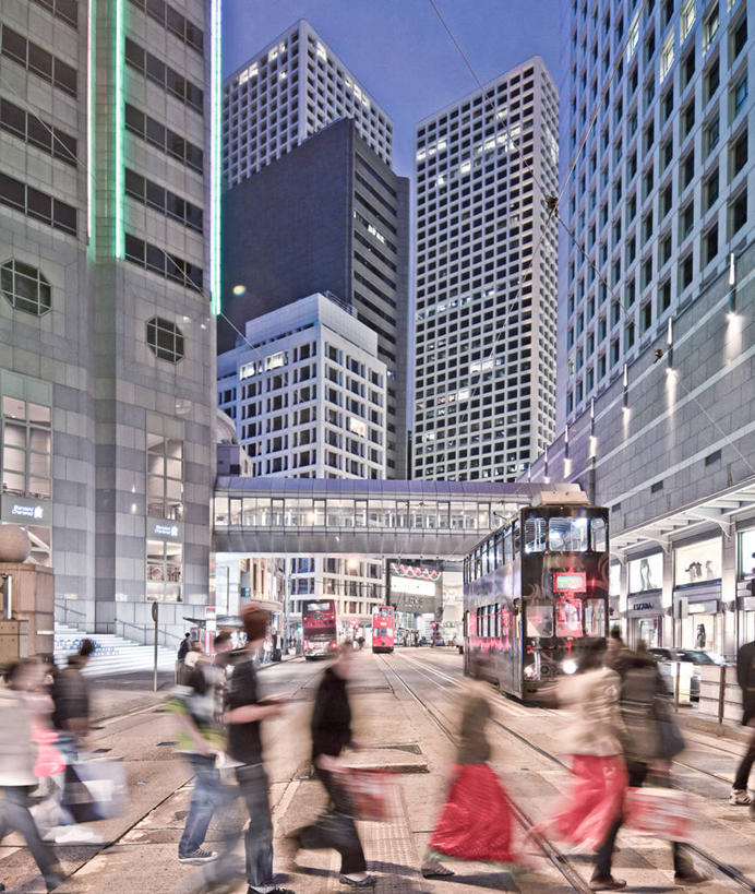 竖图,室外,夜晚,运动模糊,天际线,城市,道路,建筑,街道,路,公路,汽车,香港,路口,交通,许多人,休闲装,现代,双层巴士,车,天空,交通工具,一群人,运输,摄影,照亮,载具,马路,步行,彩图,横越