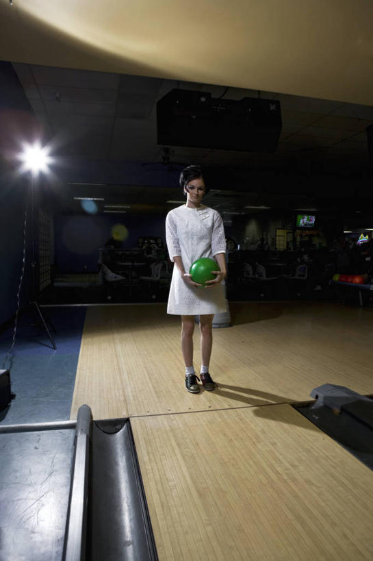 成年人,一个人,站,竖图,室内,正面,保龄球,美国,仅一个年轻女性,仅一个女性,仅一个人,拿着,绿色,摄影,照明设备,加利福尼亚,旧金山,年轻女性,女人,女性,年轻人,彩图