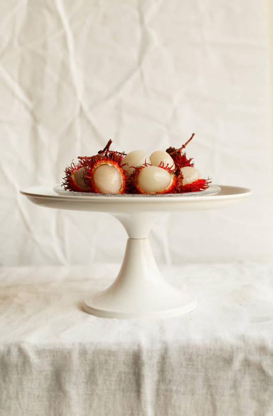 无人,竖图,室内,特写,白天,桌子,水果,北京,首都,饮食,桌布,盘子,摄影,红毛丹,简单,清新,健康食物,北京市,彩图