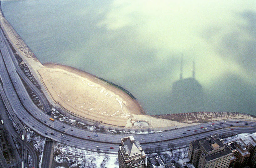 无人,横图,俯视,航拍,室外,白天,度假,美景,城市风光,城市,建筑,摩天大楼,公路,美国,阴影,海岸线,景观,娱乐,地标建筑,享受,休闲,办公大楼,景色,放松,运输,摄影,北美,北美洲,鸟瞰,美洲,伊利诺斯州,芝加哥,密歇根湖,世界屠猪城,巨肩之城,劳动之城,伊利诺伊,伊利诺伊州,伊利诺州,芝加哥市,芝城,林肯之地,北亚美利加洲,亚美利加洲,约翰汉考克大厦,五大湖,高角度拍摄,旅行,美利坚合众国