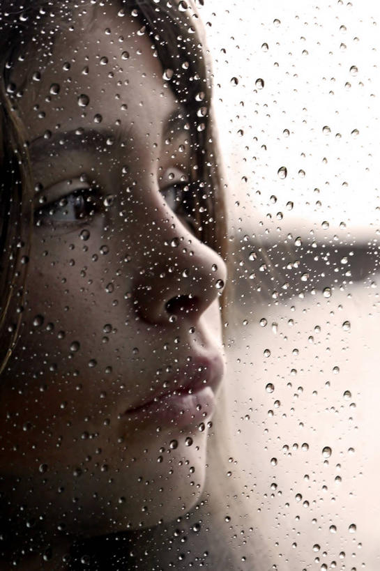 西方人,儿童,一个人,竖图,室内,特写,纯洁,雨,玻璃,西班牙,欧洲,欧洲人,仅一个女性,仅一个人,透明,液体,水滴,天气,首都,注视,小孩,观察,看,靠,靠着,仅一个小孩,马德里,可爱,童年,童趣,摄影,观看,察看,关注,玻璃板,童真,烂漫,无邪,马德里省,伊比利亚半岛,天真,女孩,女人,女性,白种人,孩子,女生,好奇心