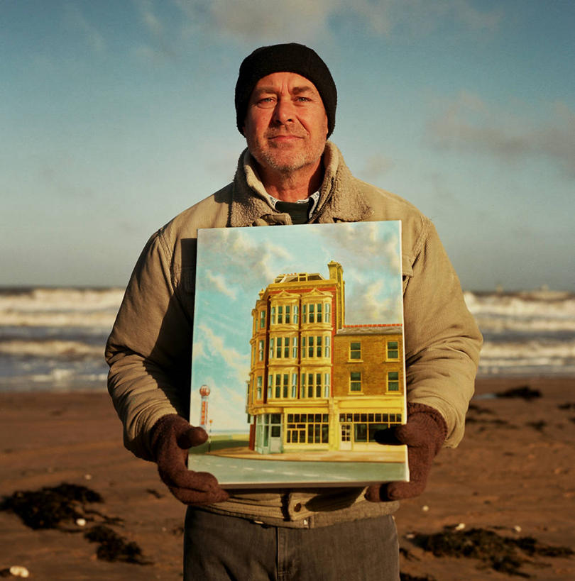 西方人,成年人,中年人,老年人,一个人,画家,站,竖图,室外,白天,正面,度假,绘画,海洋,水,帽子,英国,欧洲,欧洲人,仅一个男性,仅一个人,仅一个中年男性,艺术,古典,拿着,文化,衣服,手套,工艺品,品味,艺术家,摄影,美术,创造力,高雅,北欧,肖像,美学,编织帽,技能,肯特,美术工艺,马盖特,男人,男性,中年男性,白种人,海滩,半身,旅行,赛尼特岛