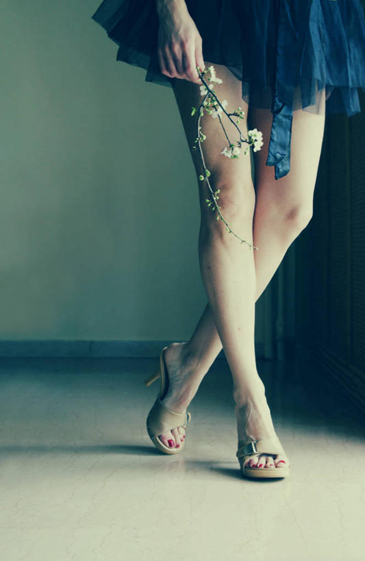 成年人,腿,一个人,站,竖图,室内,白天,正面,高跟鞋,裙子,英国,仅一个年轻女性,仅一个女性,仅一个人,茎,花,人体,摄影,薄纱,年轻女性,女人,女性,年轻人,彩图