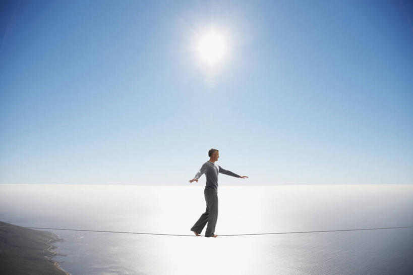 成年人,中年人,老年人,一个人,举,横图,室外,白天,留白,镜头眩光,风险,海洋,太阳,仅一个男性,仅一个人,仅一个中年男性,钢丝,地平线,水平线,休闲装,数码合成,极限运动,蓝色,天空,托,平衡,摄影,专心,关爱,努力,挑战,特技,万里无云,技能,想法,走钢丝,危险,老年男性,男人,男性,中年男性,举起,举手,举着,向上举,向上伸,向上托,张开手臂,彩图,弱点,横越