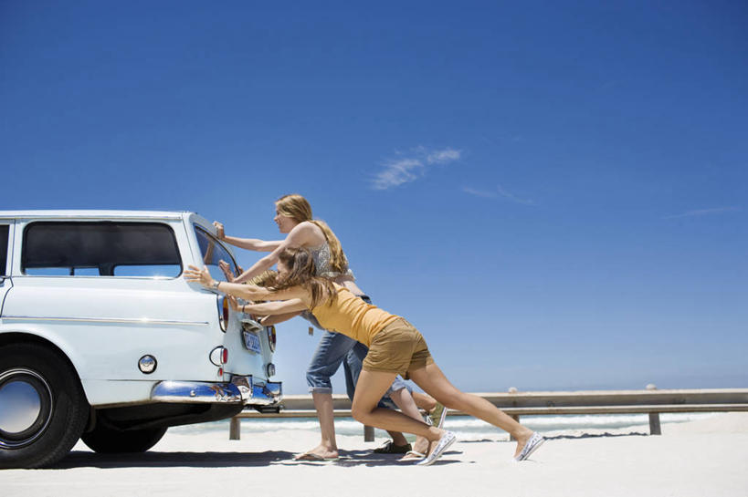 西方人,成年人,三个人,人群,推,横图,室外,白天,留白,侧面,仰视,友谊,复古,合作,团队,汽车,日光,欧洲,南非,欧洲人,首都,古典,休闲装,蓝色,天空,夏天,职业,力量,翻滚,运输,摄影,自驾游,忧虑,决心,努力,问题,挑战,汽车故障,开普敦,担心,男人,年轻男性,年轻女性,女人,白种人,年轻人,海滩,彩图,低角度拍摄,旅行,精力