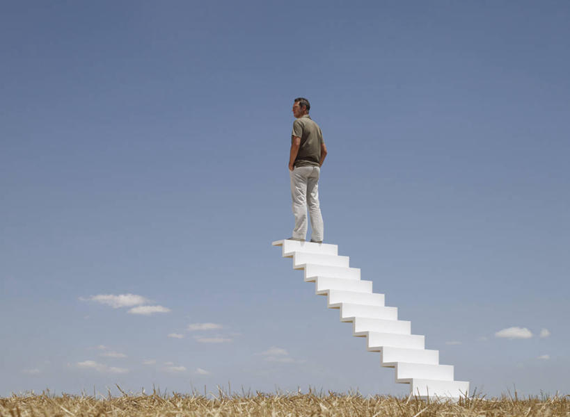 西方人,成年人,中年人,一个人,农场,站,横图,室外,白天,留白,仰视,旅游,度假,成功,美景,日光,欧洲,南非,欧洲人,仅一个男性,仅一个人,仅一个中年男性,景观,田地,休闲装,娱乐,背面,蓝色,天空,自然,看,职业,享受,休闲,景色,放松,摄影,环境,成就,自然风光,等,手插袋,渴望,晋升,西开普省,预测,进展,危险,男人,男性,中年男性,白种人,插兜,手插兜,彩图,低角度拍摄,机遇,手抄兜