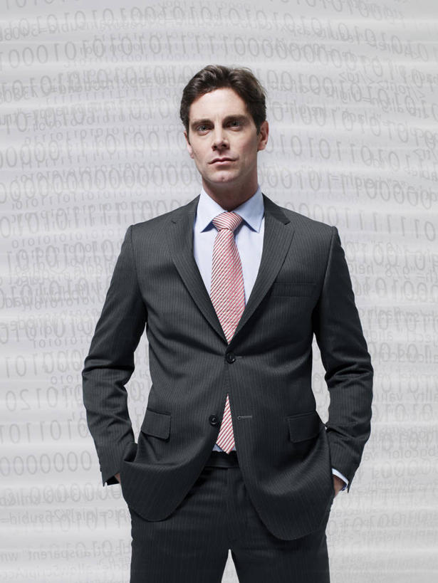 西方人,成年人,中年人,一个人,商务人士,商务男性,站,竖图,白色背景,正面,衬衫,商务,安全,信心,技术,英国,欧洲,欧洲人,仅一个男性,仅一个人,仅一个中年男性,套装,首都,数码合成,仅一个年轻男性,摄影,肖像,商务装,手插袋,工薪阶层,男人,男性,年轻男性,中年男性,白种人,年轻人,白领,上班族,插兜,手插兜,彩图,影棚拍摄,衬衣,手抄兜,二进制码,态度