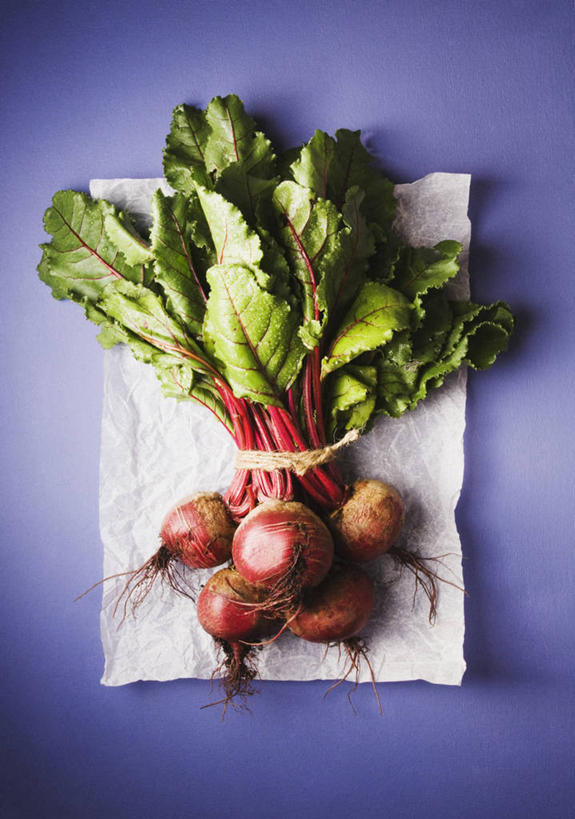 无人,竖图,俯视,萝卜,蔬菜,静物,五个,许多,蓝色背景,生食,串,甜菜,饮食,摄影,有机食品,清新,健康食物,彩图,高角度拍摄,影棚拍摄