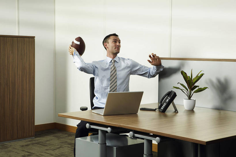 西方人,成年人,中年人,一个人,商务人士,商务男性,办公室,坐,举,横图,室内,白天,正面,衬衫,商务,运动,技术,橄榄球,欧洲,欧洲人,仅一个男性,仅一个人,仅一个中年男性,套装,传递,图像,拿着,书桌,托,职业,隔断,幻想,乐趣,摄影,享乐,走神,瞄准,商务装,工薪阶层,想法,美式足球,男人,男性,中年男性,白种人,白领,上班族,休闲活动,举起,举手,举着,扔,向上举,向上伸,向上托,彩图,衬衣,白日梦