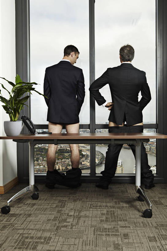 西方人,成年人,中年人,老年人,关节,踝,裸体,两个人,商务人士,商务男性,办公室,站,竖图,室内,白天,衬衫,商务,异乎寻常,竞争,窗户,照明,欧洲,欧洲人,小便,套装,裤子,工作,灯光,图像,注视,灯,背面,灯具,叉腰,观察,看,职业,比较,人体,摄影,奋斗,观看,照亮,察看,企业,公司,照明设备,关注,商务装,问题,合伙,工薪阶层,闪光灯,敌对,想法,老年男性,男人,中年男性,白种人,白领,上班族,彩图,衬衣,弱点,好奇心