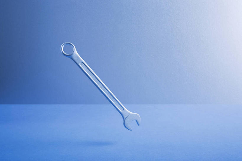 无人,横图,留白,蓝色背景,工具,半空,一个,蓝色,力量,平衡,摄影,落下,单个,控制,准确,简单,扳钳,想法,彩图,影棚拍摄