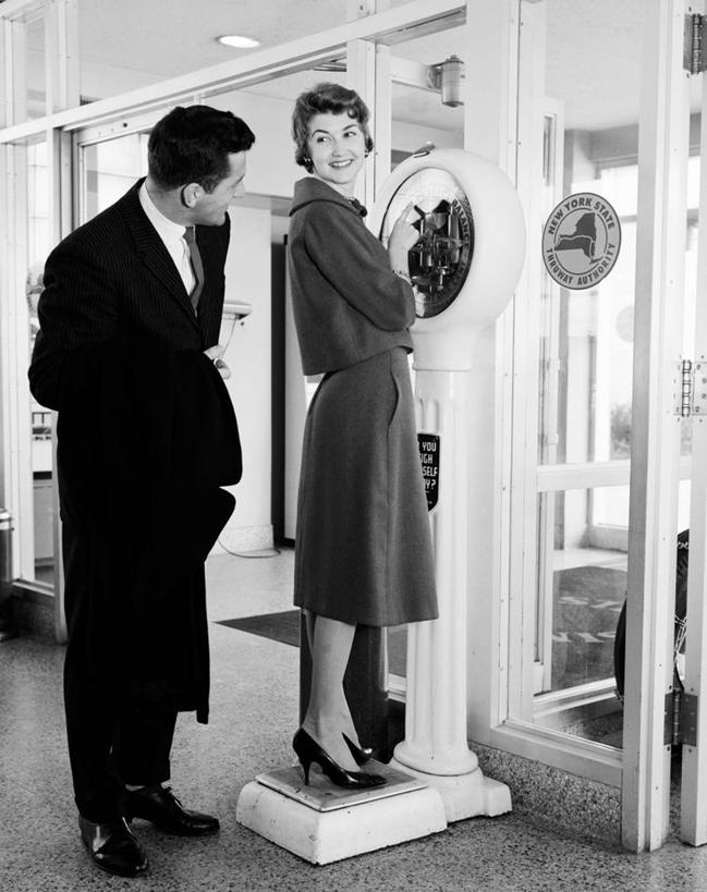 西方人,成年人,两个人,站,微笑,竖图,黑白,室内,白天,欧洲,欧洲人,古典,休闲装,调情,放松,童年,摄影,享乐,年轻男性,年轻女性,白种人,年轻人,秤,好奇心