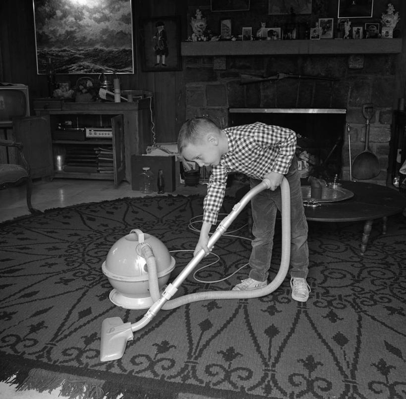 西方人,儿童,一个人,家庭,站,横图,方图,黑白,室内,纯洁,壁炉,地毯,欧洲,欧洲人,仅一个男性,仅一个人,一排,弯腰,整齐,古典,休闲装,排列,小孩,仅一个小孩,职业,温暖,温馨,一家人,放松,可爱,童年,童趣,摄影,和睦,卫生,专心,起居室,队列,童真,烂漫,无邪,式样,天真,男孩,男人,男性,白种人,孩子,清洗,真空吸尘器,融洽,短发,男生,家务劳动