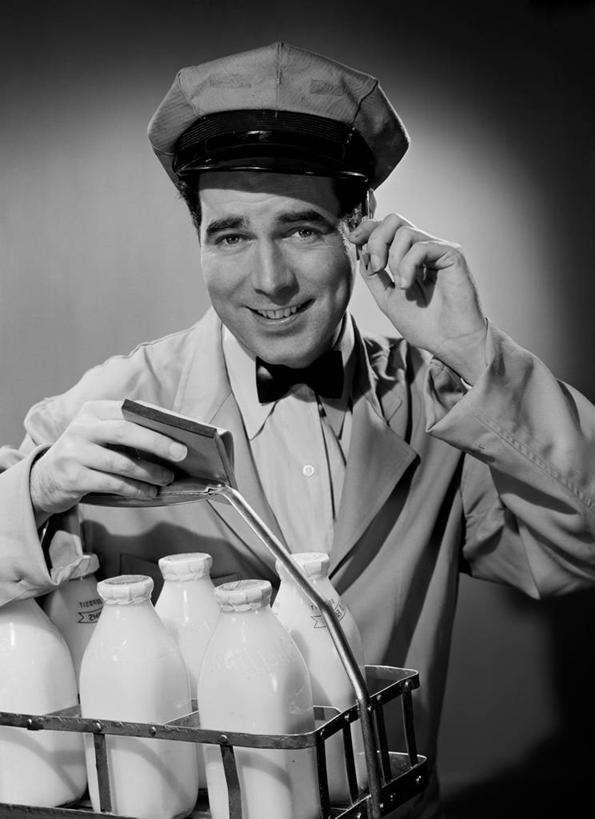 牛奶,西方人,成年人,中年人,一个人,微笑,竖图,黑白,制服,快乐,欧洲,欧洲人,仅一个男性,仅一个人,仅一个中年男性,灰色背景,篮子,拿着,饮食,饮料,牛奶瓶,瓶子,服务,摄影,清新,肖像,男人,男性,中年男性,白种人,送奶员,半身,影棚拍摄,递送