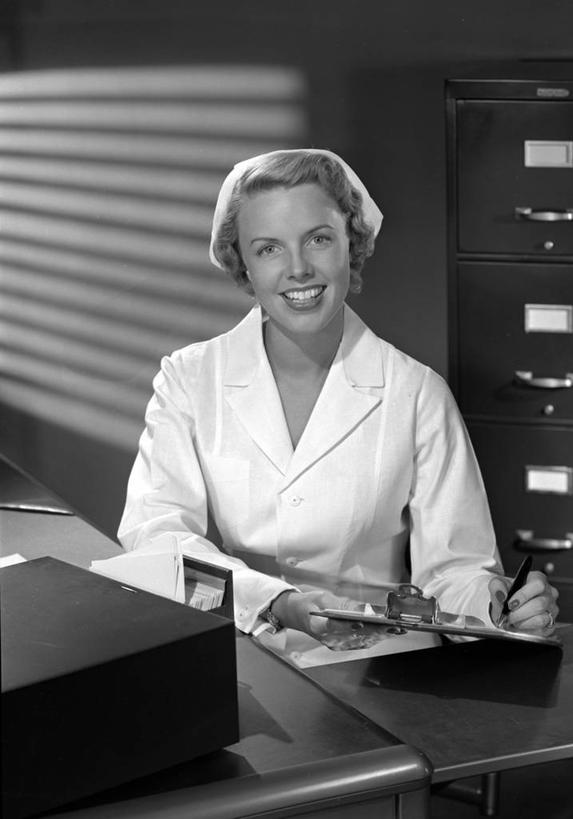 西方人,成年人,一个人,护士,医院,坐,笑,微笑,露齿笑,竖图,黑白,室内,快乐,欧洲,欧洲人,仅一个年轻女性,仅一个女性,仅一个人,古典,摄影,写字板,白衣天使,肖像,年轻女性,女人,女性,白种人,年轻人,半身