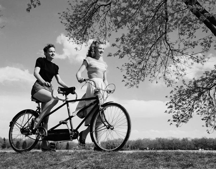 西方人,成年人,一个人,两个人,公园,坐,横图,黑白,室外,白天,仰视,旅游,度假,快乐,友谊,幸福,美景,欧洲,美国,欧洲人,仅一个年轻女性,仅一个女性,仅一个人,地形,景观,小路,古典,拿着,休闲装,娱乐,树,自然,享受,休闲,景色,放松,摄影,双人自行车,生活方式,享乐,自然风光,科罗拉多州,丹佛,年轻女性,女人,女性,白种人,年轻人,休闲活动,步行,低角度拍摄