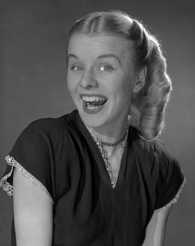 西方人,成年人,脸,头,嘴,脸颊,头发,一个人,微笑,竖图,黑白,快乐,满意,兴奋,项链,欧洲,欧洲人,仅一个年轻女性,仅一个女性,仅一个人,灰色背景,服装,古典,刺激,肩膀,衣服,灰色,张嘴,短袖,金色,人体,摄影,服饰,V领,享乐,衣着,穿着,肖像,张大嘴巴,衣饰,年轻女性,女人,女性,白种人,年轻人,头部,口,口腔,脸部,脸蛋,面部,嘴巴,嘴唇,张开嘴,影棚拍摄,美人