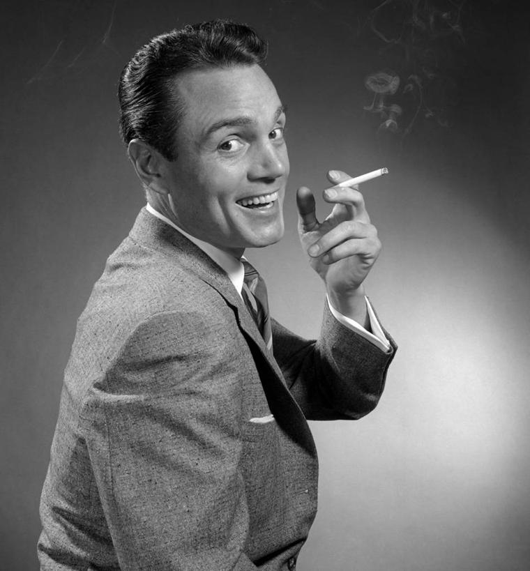 西方人,成年人,中年人,一个人,竖图,方图,黑白,香烟,欧洲,欧洲人,仅一个男性,仅一个人,仅一个中年男性,灰色背景,套装,古典,灰色,打火机,摄影,聚光灯,上瘾,肖像,男人,男性,中年男性,白种人,半身,影棚拍摄,发际线后移