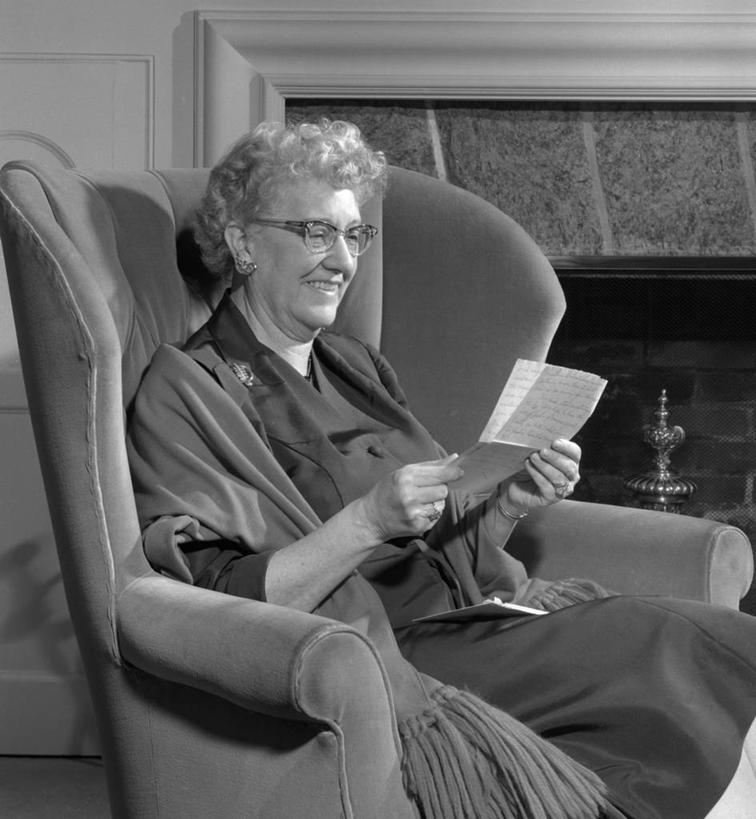 西方人,成年人,老年人,一个人,家庭,坐,微笑,竖图,黑白,室内,满意,欧洲,欧洲人,仅一个女性,仅一个人,眼镜,古典,温暖,温馨,一家人,放松,读书,通信,摄影,仅一个老年女性,和睦,扶手椅,信函,老年女性,女人,女性,白种人,融洽