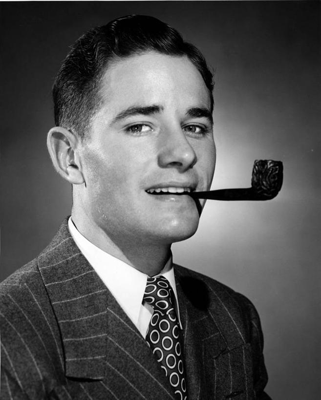 西方人,成年人,脸,头,脸颊,头发,一个人,吸烟,微笑,竖图,黑白,满意,信心,欧洲,欧洲人,仅一个男性,仅一个人,灰色背景,套装,古典,肩膀,仅一个年轻男性,黑色,摄影,烟斗,肖像,男人,男性,年轻男性,白种人,年轻人,头部,脸部,脸蛋,面部,影棚拍摄