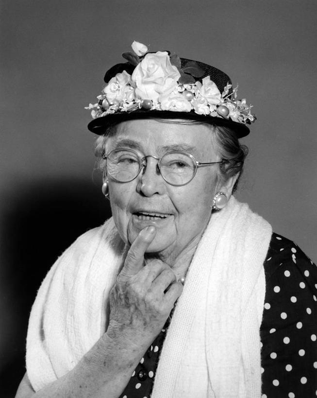 成年人,老年人,脸,头,脸颊,一个人,竖图,黑白,满意,帽子,仅一个女性,仅一个人,撑,灰色背景,眼镜,古典,托腮,肩膀,花,托,思考,摄影,仅一个老年女性,托下巴,肖像,恶作剧,老年女性,女人,女性,头部,脸部,脸蛋,面部,影棚拍摄,好奇心